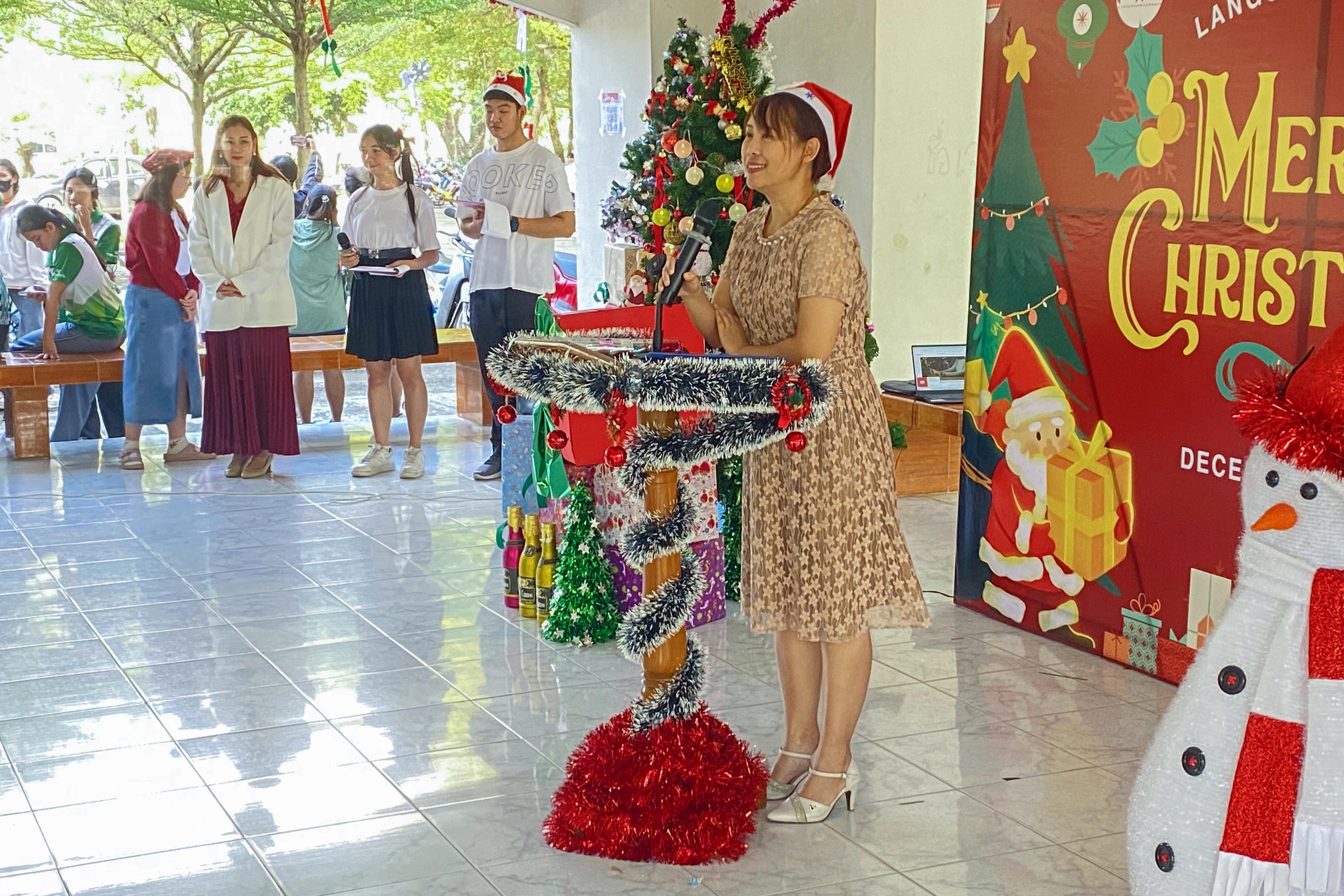 6. กิจกรรมนิทรรศการภาษาต่างประเทศ Christmas Day